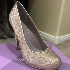 Gold heels Sz 6